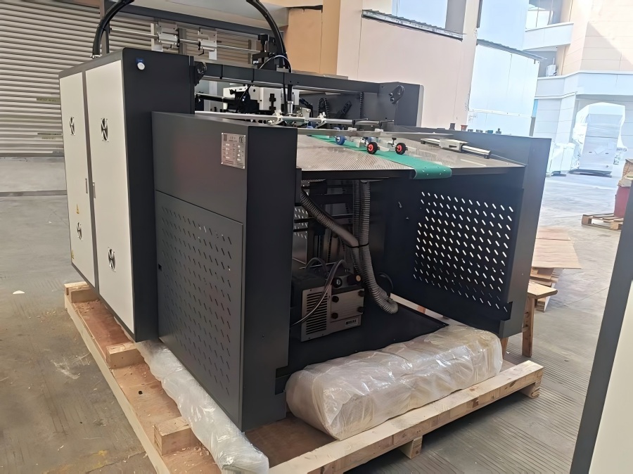 Novi avtomatski stroj za plastificiranje visoke hitrosti Star YFMD-1050 bo kmalu poslan v Brazilijo!