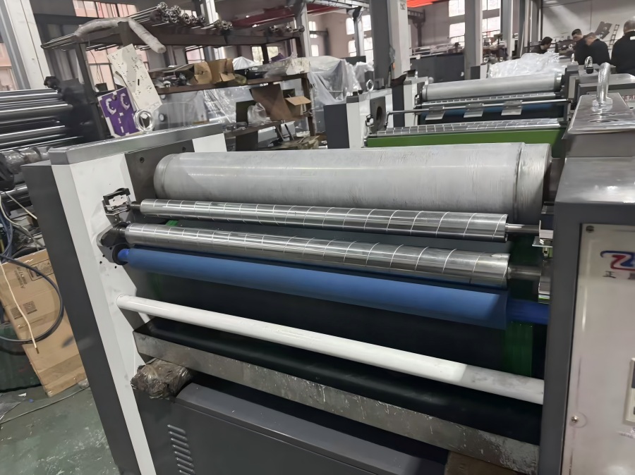 Industrijski reliefni stroj NEW STAR YF-920C v proizvodnji!