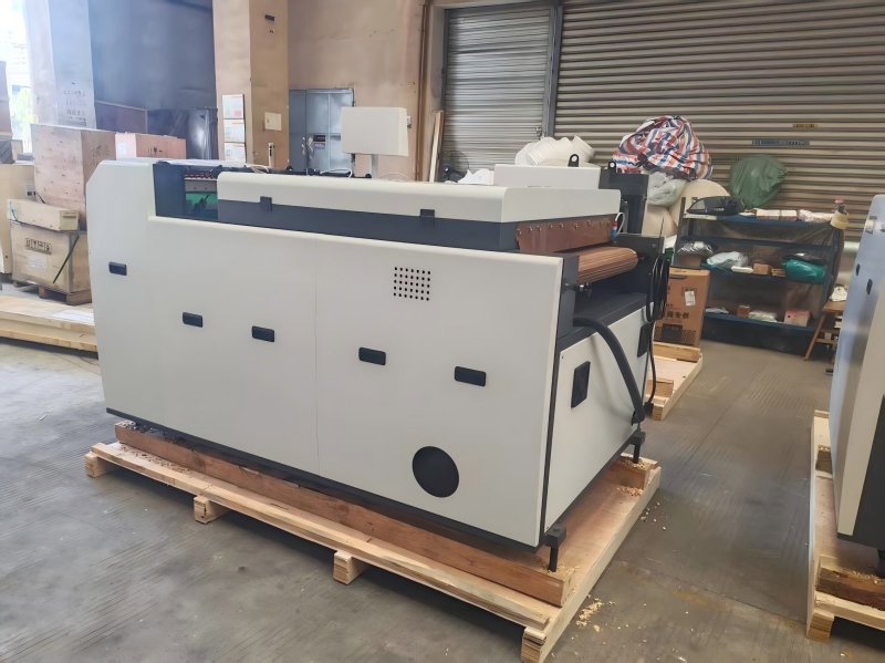 Novi avtomatski stroj za UV premazovanje Star SGUV-760A bo kmalu odposlan.